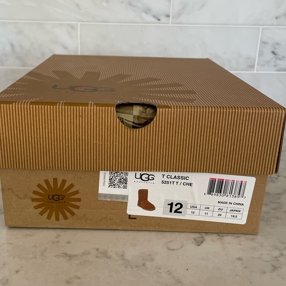 UGG classic boots in chestnut - Picture 2 of 8